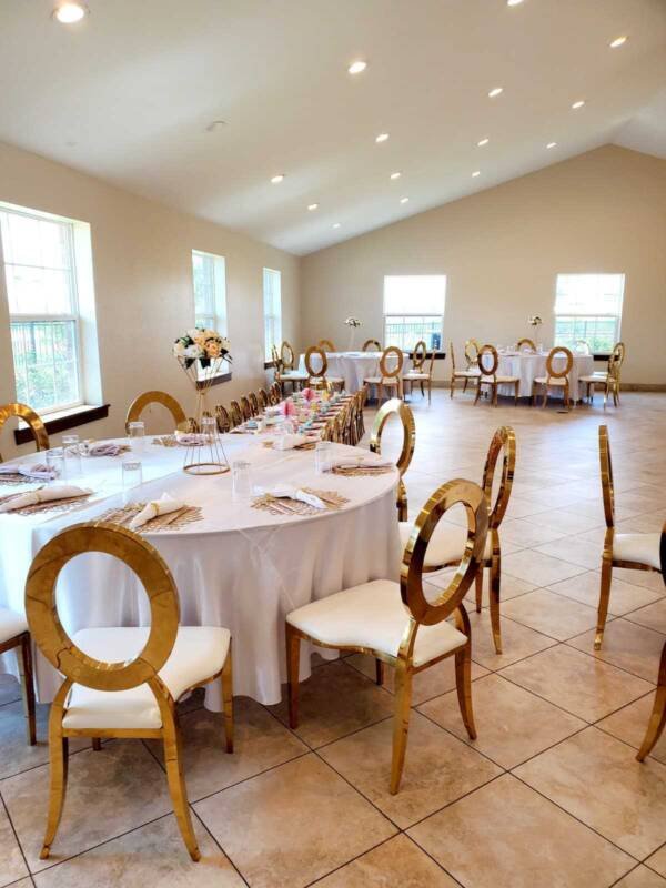 White round tablecloth, Oval/Oster back gold chairs